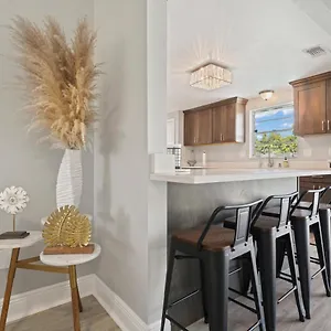 Charming 3 Bed/ba W/pool And View! Holiday home Tampa